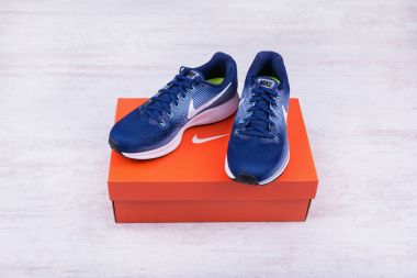 Burgas, Bulgaristan - 6 Eylül 2017: Nike Air Zoom Pegasus 34 kadın koşu ayakkabıları mavi beyaz ahşap zemin üzerinde. Nike global spor giyim ve spor ayakkabısı perakendeci olduğunu.