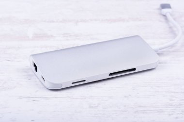 Beyaz ahşap zemin üzerinde tipe-C alüminyum çok bağlantı noktalı bağdaştırıcı