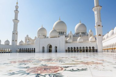 Abu Dhabi, Birleşik Arap Emirlikleri sermaye city Abu Dhabi, Birleşik Arap Emirlikleri - 5 Aralık 2016: Şeyh Zayed Ulu Camii.