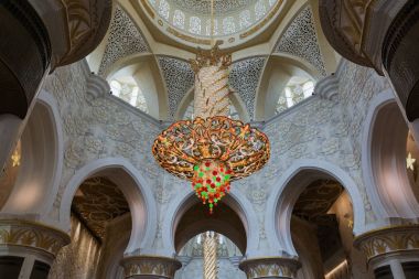 Abu Dhabi, Birleşik Arap Emirlikleri - 5 Aralık 2016: iç in Şeyh Zayed Ulu Camii Abu Dhabi, Birleşik Arap Emirlikleri sermaye city.