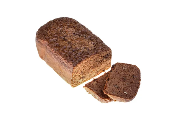 Домашний торт из какао с грецкими орехами и изюмом, запеченные в хлебопечке изолированы на белом фоне . — стоковое фото