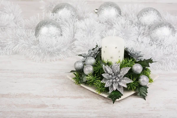 キャンドル、モミの枝と白い木製の背景にはシルバー ボール クリスマス装飾. — ストック写真