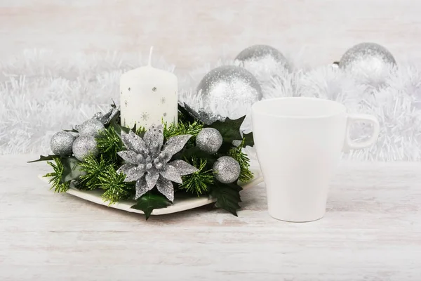クリスマス装飾キャンドル、モミの枝と白い木製の背景の白いコーヒーのマグカップ。マグカップ モックアップ. — ストック写真