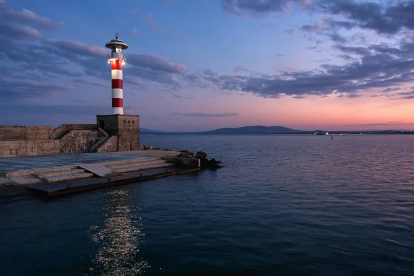 Günbatımı fenerinde Port Burgas, Karadeniz, Bulgaristan — Stok fotoğraf