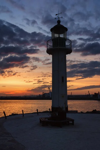 Faro al atardecer en Puerto Burgas, Mar Negro, Bulgaria — Foto de Stock