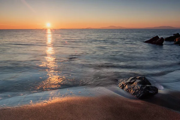 Hermoso amanecer en el Mar Negro cerca de Burgas, Bulgaria. — Foto de Stock
