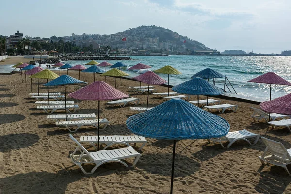 Beautiful sand beach of Kusadasi with colorful straw umbrellas and lounge chairs, Aegean Sea,Turkey. — Stock Photo, Image