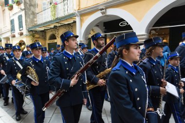 Corfu, Yunanistan - 29 Nisan 2016: Corfu Paskalya eğlenmesini oynarken Filarmoni müzisyenler. Corfu 18 Filarmoni gruplarla müzik harika bir gelenek vardır.