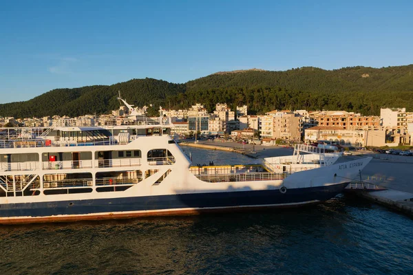 IGOUMENITSA, GRECIA - 2 DE MARZO DE 2017: Puerto Igoumenitsa en Grecia. Naves y ferries para la isla de Corfú — Foto de Stock