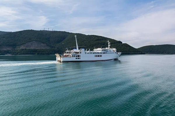 Ferries desde el puerto de Igoumenitsa a la isla de Corfú, Grecia — Foto de Stock