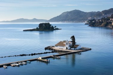 Güzel Vigla tepe Mevkii'nde Corfu Pontikonissi Adası ve Vlacherna Manastırı. Mouse Adası