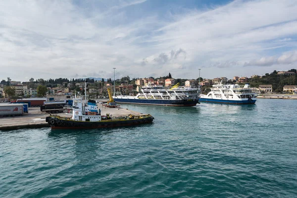 CORFU, GRECIA - 5 DE MARZO DE 2017: Ferries en puerto de la isla de Corfú, Grecia. La ciudad de Corfú es uno de los lugares más románticos de Grecia — Foto de Stock