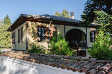 Kalofer, Bulgaristan - 5 Ekim 2017: Geleneksel bulgariasn eski hortum Kalofer şehir, Bugaria içinde