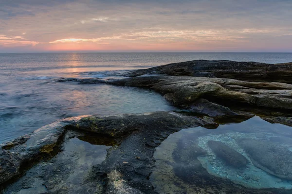 Salida del sol del mar en la costa del Mar Negro cerca de Ravda, Bulgaria. Amanecer rocoso . — Foto de Stock