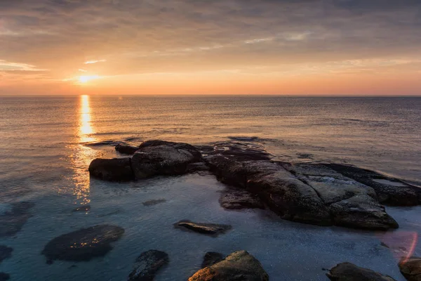 Salida del sol del mar en la costa del Mar Negro cerca de Ravda, Bulgaria. Amanecer rocoso . — Foto de Stock