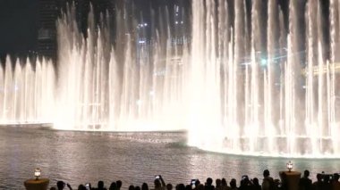 Dubai, Birleşik Arap Emirlikleri - 7 Aralık 2016: Dans çeşme, Dubai Uluslararası Dubai Kongre ve Sergi Sarayı ve şehir Dubai Dubai Mall alışveriş merkezine yakın.