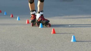 Genç kız paten parkta. Silindir bıçaklar kadın bacakları görünümünü yakın çekim.