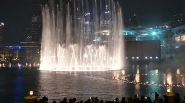 Dubai, Birleşik Arap Emirlikleri - 7 Aralık 2016: Dans çeşme, Dubai Uluslararası Dubai Kongre ve Sergi Sarayı ve şehir Dubai Dubai Mall alışveriş merkezine yakın.