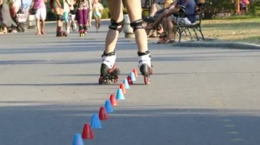 Burgas, Bulgaristan - 8 Ağustos 2016: genç kız paten parkta buz pateni. Silindir bıçaklar kadın bacakları görünümünü yakın çekim.