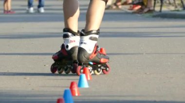 Burgas, Bulgaristan - 8 Ağustos 2016: genç kız paten parkta buz pateni. Silindir bıçaklar kadın bacakları görünümünü yakın çekim.