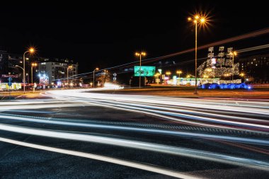 Burgas, Bulgaristan - 7 Mart 2018: Burgaz şehir trafik lambası yollar, Bulgaristan güzel gece görünümü.