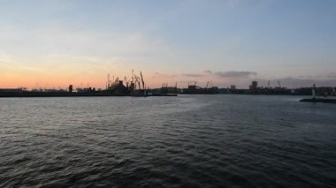 Burgaz, Bulgaristan siluetleri batımında vinç sanayi siyah deniz liman.