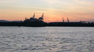 Burgaz, Bulgaristan siluetleri batımında vinç sanayi siyah deniz liman.