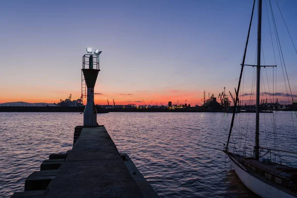 Leuchtturm bei Sonnenuntergang in Port Burgas, Schwarzes Meer, Bulgarien. — Stockfoto