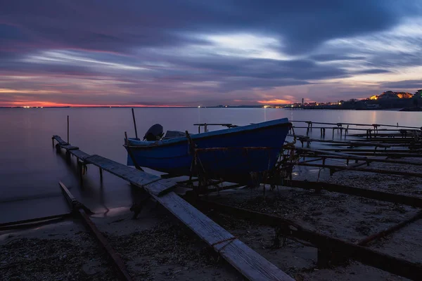 Puesta del sol del mar en la costa del Mar Negro cerca del pueblo de Ravda, Bulgaria. Atardecer hora azul . — Foto de Stock