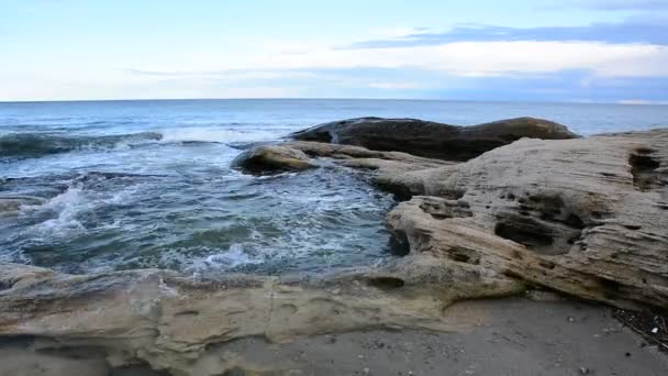 Θαλασσογραφία Στην Ακτή Της Μαύρης Θάλασσας Κοντά Στο Χωριό Ράβντα — Αρχείο Βίντεο