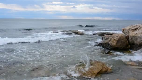 Θαλασσογραφία Στην Ακτή Της Μαύρης Θάλασσας Κοντά Στο Χωριό Ράβντα — Αρχείο Βίντεο
