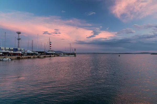 Renkli deniz Koyu'ndaki Burgaz, Bulgaristan. Karadeniz günbatımı. — Stok fotoğraf