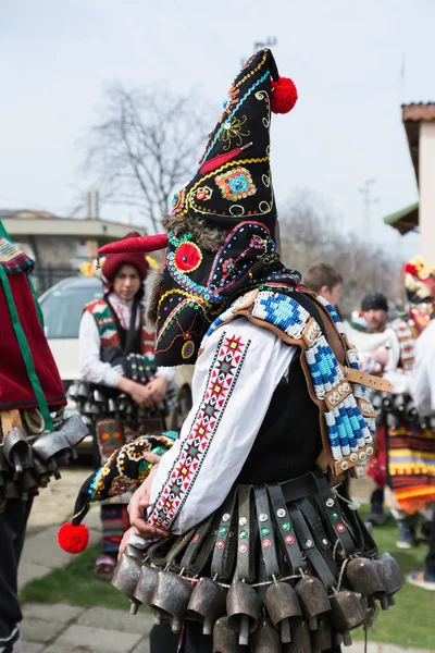 MEDOVO, BULGÁRIA - MARÇO 17, 2018: Pessoas em trajes tradicionais de carnaval no Kukeri Festival, aldeia de Medovo, perto de Burgas, Bulgária — Fotografia de Stock