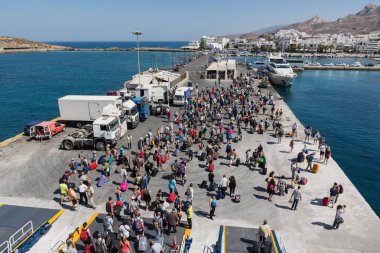 Naxos, Yunanistan - 17 Eylül 2016: Gelen bağlantı noktası Naxos Yunanistan adlı bir geminin yolcu ve arabalar karaya. Naxos her yıl çok sayıda turist tarafından ziyaret bir güzel Kiklad adadır.
