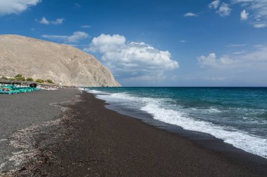 Parlak turkuaz deniz ve mavi gökyüzü, Perissa beach, Santorini Island, Yunanistan. Güzel yaz manzara