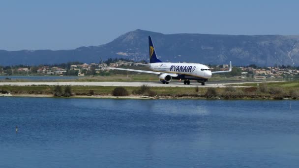 Corfu Greece April 2018 Pesawat Penumpang Modern Dari Maskapai Ryanair — Stok Video