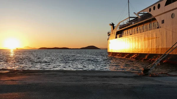 Hermoso atardecer dorado en el puerto de Igoumenitsa — Foto de Stock