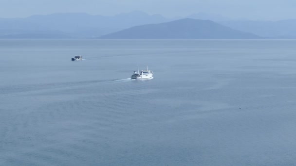 ボート ヨットをフェリー ギリシャ コルフの町の近く 美しい海の風景 — ストック動画