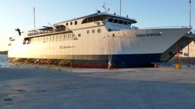 Igoumenitsa, Yunanistan - 3 Nisan 2018: Feribot Agios Spiridon Igoumenitsa deniz Port, Yunanistan.
