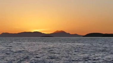 Dağ tepeleri, Igoumenitsa kenarı, Yunanistan üzerinden güzel altın gün batımı.
