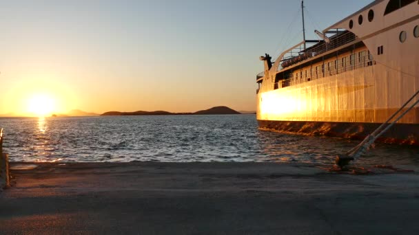 Igoumenitsa Bağlantı Noktası Içinde Güzel Altın Gün Batımı Feribotların Igoumenitsa — Stok video