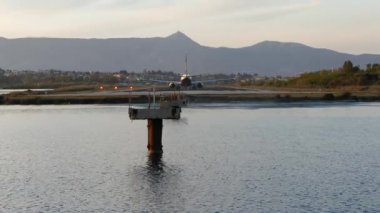 Yunanistan 'ın Korfu adası havaalanından kalkan modern yolcu uçağı.