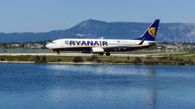 Corfu, Yunanistan - 8 Nisan 2018: Modern yolcu uçak pistte kalkış Havaalanı Corfu Island, Yunanistan önce Ryanair havayolu