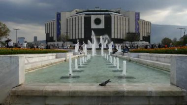 Sofia, Bulgaristan - 14 Nisan 2018: Çeşme önünde Ulusal Kültür Sarayı, Sofia, Bulgaristan.