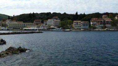 Kassiopi Köyü, Corfu Island, Yunanistan. İyon Denizi kayalık sahil ve Tepedeki Ev.