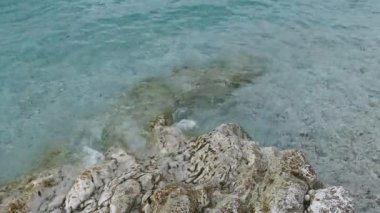 Mavi lagün plaj sahil, Kassiopi Köyü, Corfu Island, Yunanistan. Kayalık sahil, İyon Denizi ile temiz turkuaz su.