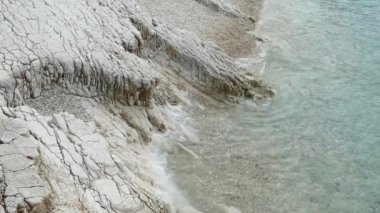 Mavi lagün plaj sahil, Kassiopi Köyü, Corfu Island, Yunanistan. Kayalık sahil, İyon Denizi ile temiz turkuaz su.