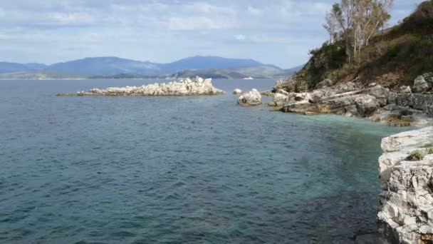 ブルー ラグーン ビーチ海岸 ベニチェス村 コルフ島 ギリシャ 岩とイオニア海の海岸をオフに青緑色の水 — ストック動画