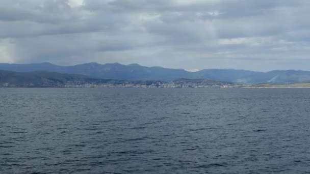 Beau paysage marin avec une eau turquoise claire de la mer Ionienne. Blue lagoon beach coast, Kassiopi, île de Corfou, Grèce. Fond naturel avec des nuages orageux sombres .