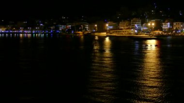 Igoumenitsa deniz liman gece, Yunanistan. Korfu Adası'na seyahat bir feribot üzerinden görüntülemek.